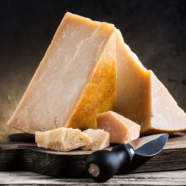Padano style de parmesan jeune (P) avec croute (200g)